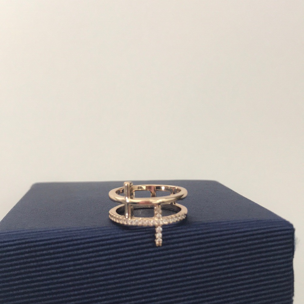 Unique Double Cross Ring